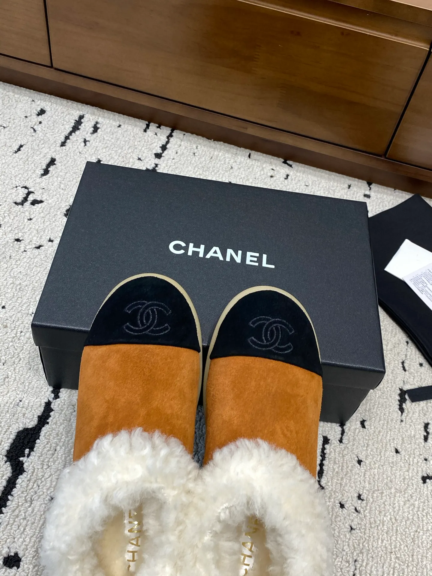 👟👟Ex-factory price 640👟👟 🍀Chanel 2025 autumn and winter style wool shoes Chanel new autumn and winter genuine wool slippers and boots Xiaoxiang 2025 autumn and winter one of the most beautiful snow boots Classic, beautiful and warm snow boots ❤️super warm! It's enough to have it this winter, it's really beautiful and fairy~ Materials and craftsmanship: The upper is made of custom sheepskin/wool/sheepskin, and the inner pads are all made of wool. It feels very soft and comfortable! The sole is the original TPU outsole Size: 35-39 (40.41 customized, non-refundable)